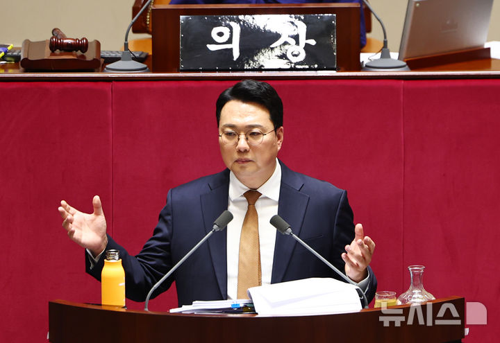 [서울=뉴시스] 김명년 기자 = 천하람 개혁신당 원내대표가 15일 국회에서 열린 본회의에서 '윤석열ㆍ김건희에 의한 내란ㆍ외환 및 국정농단 행위의 진상규명을 위한 특별검사 임명 등에 관한 법률안'에 대해 무제한 토론(필리버스터)을 하고 있다. 2026.01.16. kmn@newsis.com