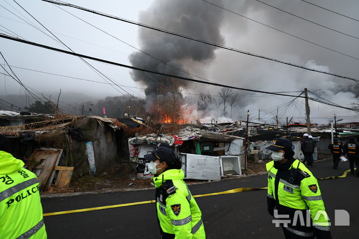 [서울=뉴시스] 최진석 기자 = 16일 화재가 발생한 서울 개포동 구룡마을에 불길이 보이고 있다. 2026.01.16. myjs@newsis.com