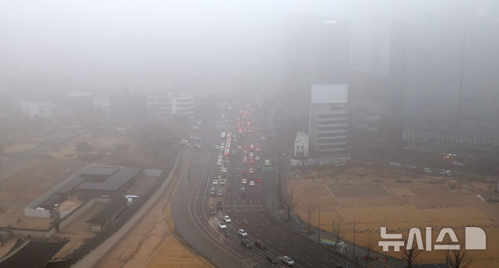 "답답한 공기질" 전국에 미세먼지… 중부지방은 짙은 안개까지 [뉴시스Pic]