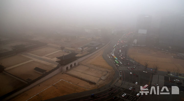 [서울=뉴시스] 추상철 기자 = 미세먼지가 나쁨단계를 보인 16일 오전 서울 종로구 광화문 일대가 뿌옇게 보이고 있다. 2026.01.16. scchoo@newsis.com