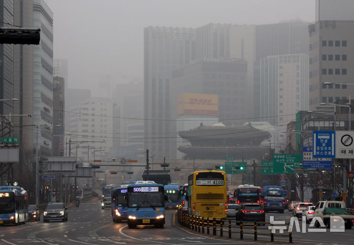 [서울=뉴시스] 배훈식 기자 = 짙은 안개와 함께 전국 곳곳의 초미세먼지 농도가 나쁨 수준을 보인 16일 오전 서울 중구 서울로7017에서 바라본 도심이 뿌옇게 흐려져 있다. 2026.01.16. dahora83@newsis.com