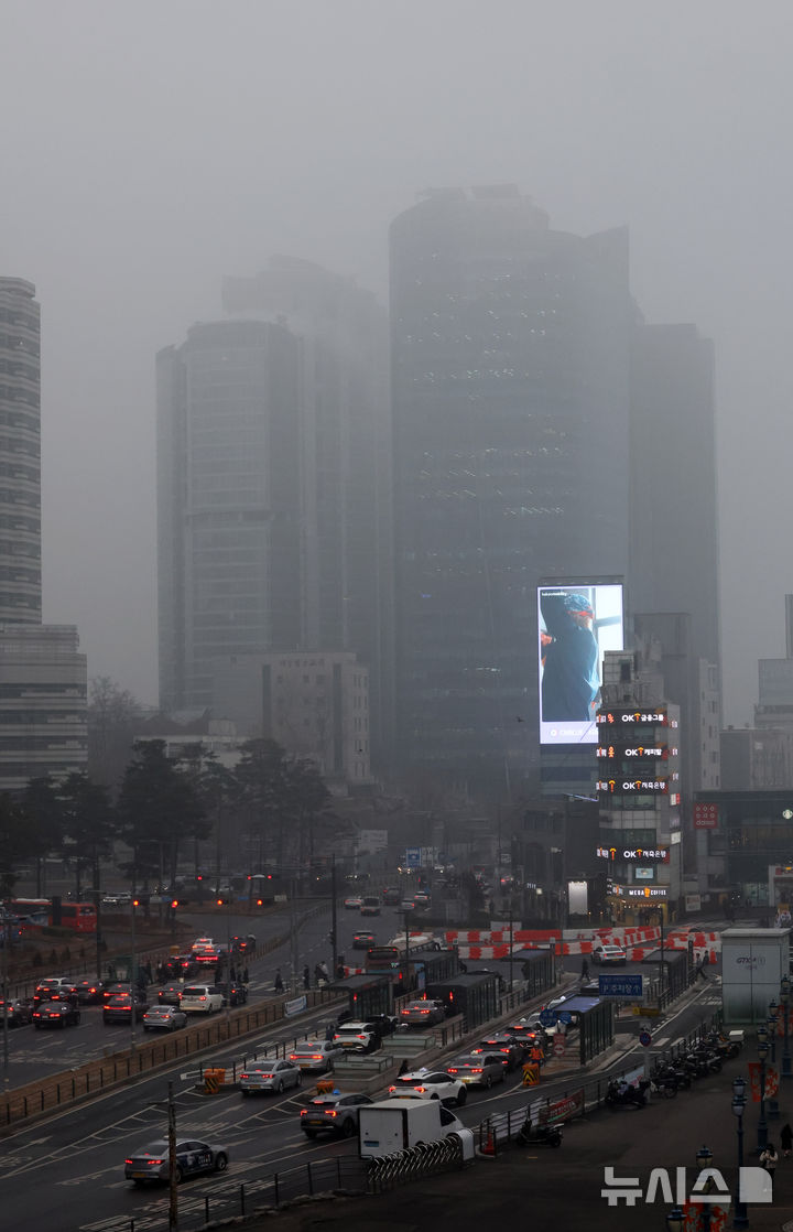 [서울=뉴시스] 배훈식 기자 = 짙은 안개와 함께 전국 곳곳의 초미세먼지 농도가 나쁨 수준을 보인 16일 오전 서울 중구 서울로7017에서 바라본 도심이 뿌옇게 흐려져 있다. 2026.01.16. dahora83@newsis.com