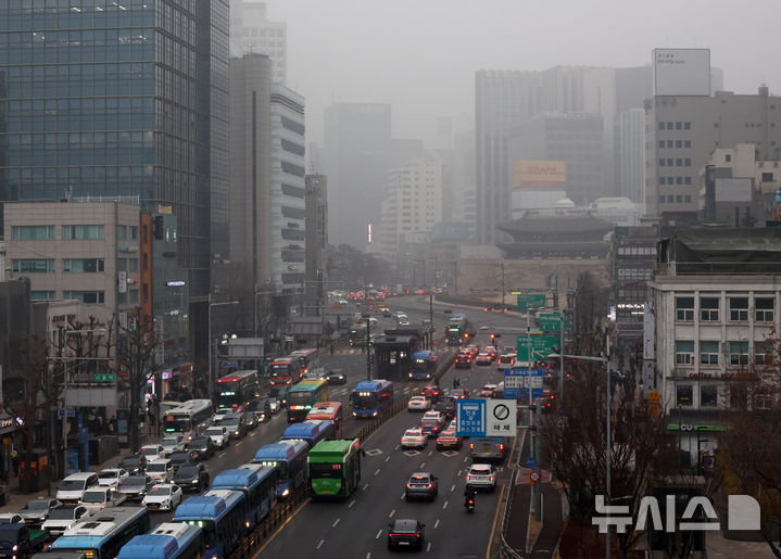 [서울=뉴시스] 배훈식 기자 = 짙은 안개와 함께 전국 곳곳의 초미세먼지 농도가 나쁨 수준을 보인 16일 오전 서울 중구 서울로7017에서 바라본 도심이 뿌옇게 흐려져 있다. 2026.01.16. dahora83@newsis.com