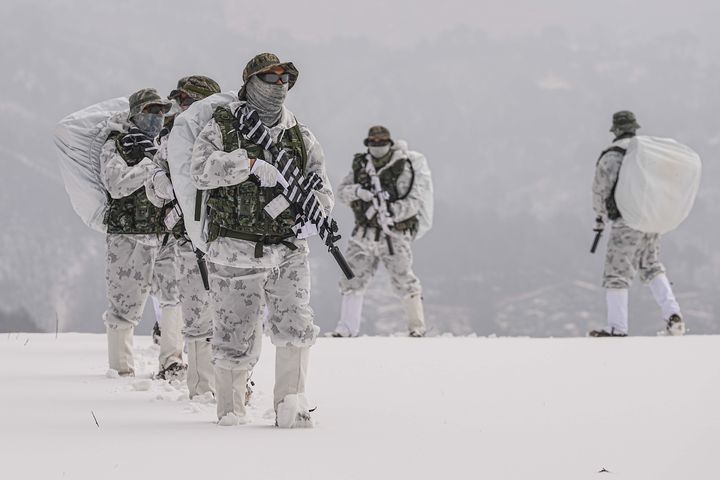 [서울=뉴시스] 해병대 특수수색여단은 지난 2일부터 2월 26일까지 강원 평창군 황병산 일대에서 2026년 동계 설한지 훈련을 한다. 사진은 지난 15일 해병대 특수수색여단 장병들이 팀 단위 대형을 유지한 채 설상 기동 및 은밀 침투 훈련을 실시하고 있다. (사진=해병대사령부 제공) 2026.01.16. photo@newsis.com *재판매 및 DB 금지