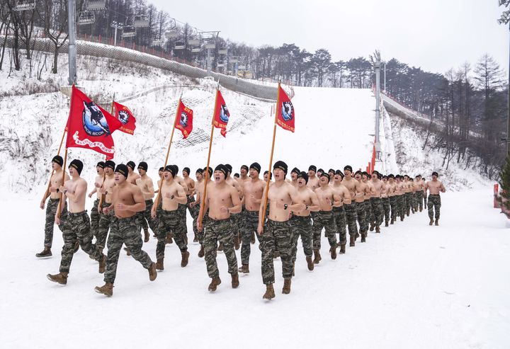 [서울=뉴시스] 해병대 특수수색여단은 지난 2일부터 2월 26일까지 강원 평창군 황병산 일대에서 2026년 동계 설한지 훈련을 한다. 사진은 지난 15일 해병대 특수수색여단 장병들이 내한 극복을 위한 단체 구보를 실시하고 있다. (사진=해병대사령부 제공) 2026.01.16. photo@newsis.com *재판매 및 DB 금지