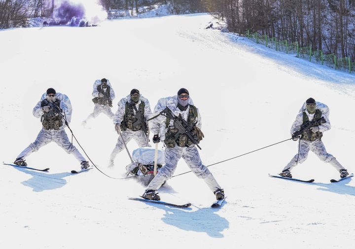 [서울=뉴시스] 해병대 특수수색여단은 지난 2일부터 2월 26일까지 강원 평창군 황병산 일대에서 2026년 동계 설한지 훈련을 한다. 사진은 지난 14일 해병대 특수수색여단 장병들이 설상 기동 간 환자 이송 훈련을 실시하고 있다. (사진=해병대사령부 제공) 2026.01.16. photo@newsis.com *재판매 및 DB 금지