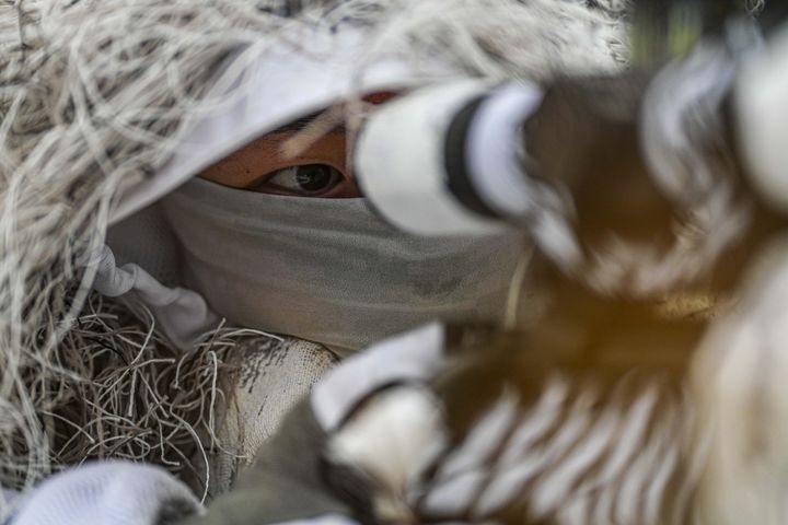 [서울=뉴시스] 해병대 특수수색여단은 지난 2일부터 2월 26일까지 강원 평창군 황병산 일대에서 2026년 동계 설한지 훈련을 한다. 사진은 지난 15일 해병대 특수수색여단 장병들이 저격 임무 수행 간 조준경으로 목표물을 주시하고 있다. (사진=해병대사령부 제공) 2026.01.16. photo@newsis.com *재판매 및 DB 금지