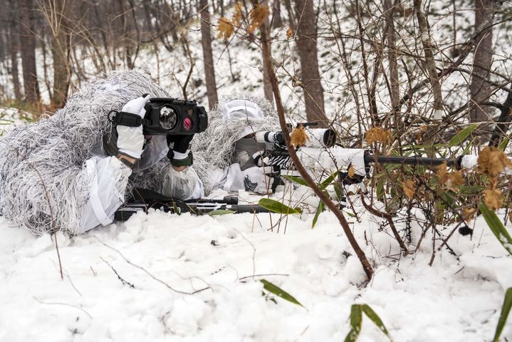[서울=뉴시스] 해병대 특수수색여단은 지난 2일부터 2월 26일까지 강원 평창군 황병산 일대에서 2026년 동계 설한지 훈련을 한다. 사진은 지난 15일 해병대 특수수색여단 장병들이 다기능 관측경을 활용하여 저격 임무를 수행하고 있다. (사진=해병대사령부 제공) 2026.01.16. photo@newsis.com *재판매 및 DB 금지