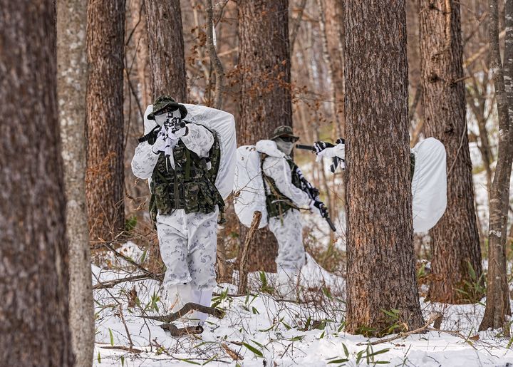 [서울=뉴시스] 해병대 특수수색여단은 지난 2일부터 2월 26일까지 강원 평창군 황병산 일대에서 2026년 동계 설한지 훈련을 한다. 사진은 지난 14일 해병대 특수수색여단 장병들이 설상 기동 및 은밀 침투 훈련 간 주위를 경계하며 이동하고 있다. (사진=해병대사령부 제공) 2026.01.16. photo@newsis.com *재판매 및 DB 금지