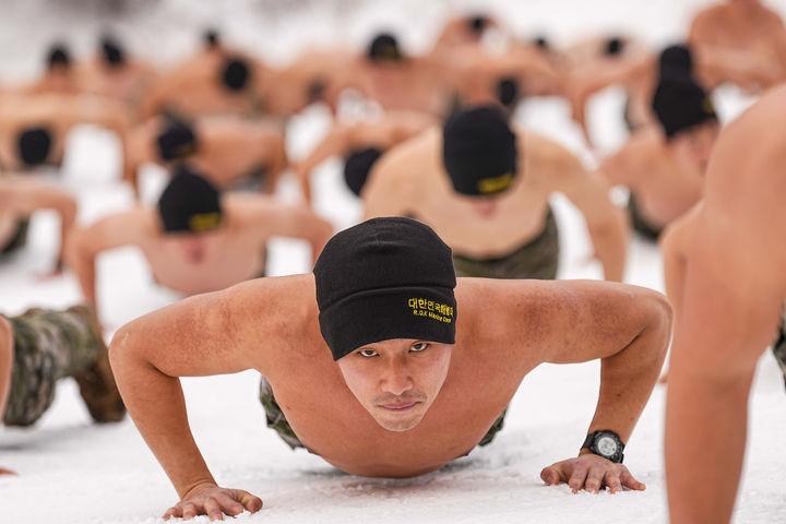 해병대 특수수색여단, 혹한 속 2026년 동계 설한지 훈련 [뉴시스Pic]