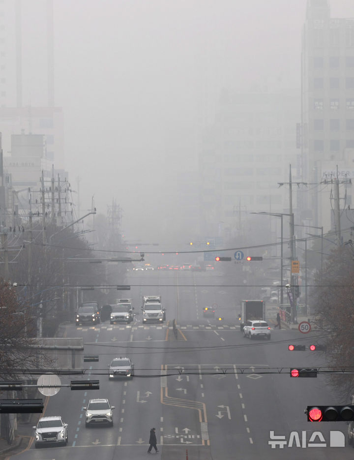 [인천=뉴시스] 전진환 기자 = 짙은 안개와 함께 전국 곳곳의 초미세먼지 농도가 나쁨 수준을 보인 16일 오전 인천 남동구 구월동에서 바라본 도심이 뿌옇게 보이고 있다.&nbsp; 2026.01.16. amin2@newsis.com