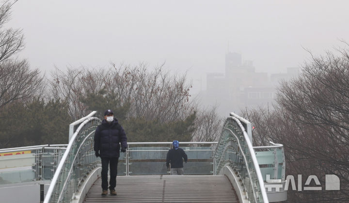 [인천=뉴시스] 전진환 기자 = 짙은 안개와 함께 전국 곳곳의 초미세먼지 농도가 나쁨 수준을 보인 16일 오전 인천 남동구 구월동에서 바라본 도심이 뿌옇게 보이고 있다.&nbsp; 2026.01.16. amin2@newsis.com