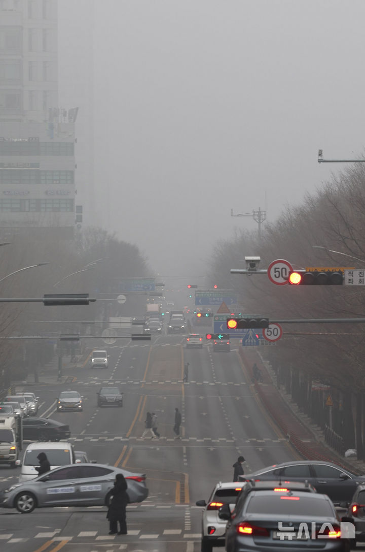 [인천=뉴시스] 전진환 기자 = 짙은 안개와 함께 전국 곳곳의 초미세먼지 농도가 나쁨 수준을 보인 16일 오전 인천 남동구 구월동에서 바라본 도심이 뿌옇게 보이고 있다.&nbsp; 2026.01.16. amin2@newsis.com