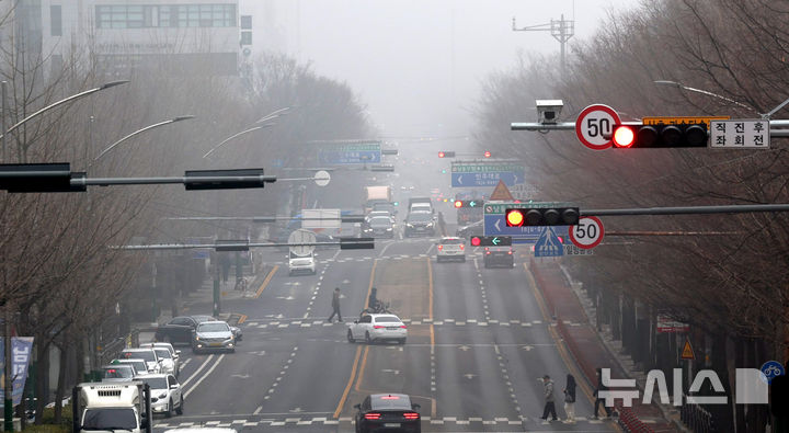 [인천=뉴시스] 전진환 기자 = 짙은 안개와 함께 전국 곳곳의 초미세먼지 농도가 나쁨 수준을 보인 16일 오전 인천 남동구 구월동에서 바라본 도심이 뿌옇게 보이고 있다.&nbsp; 2026.01.16. amin2@newsis.com