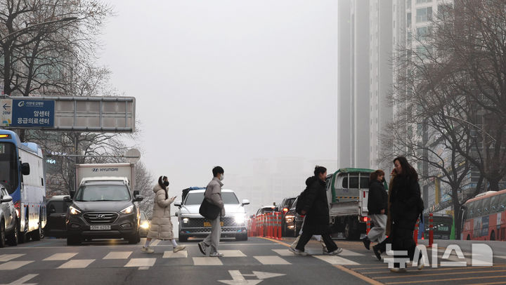 [인천=뉴시스] 전진환 기자 = 짙은 안개와 함께 전국 곳곳의 초미세먼지 농도가 나쁨 수준을 보인 지난달 16일 오전 인천 남동구 구월동에서 바라본 하늘이 뿌옇게 보이고 있다. 2026.01.16. amin2@newsis.com