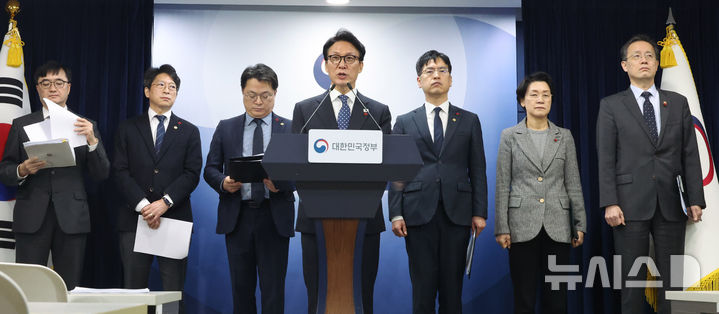 [서울=뉴시스] 추상철 기자 = 김민석 국무총리가 16일 오전 서울 종로구 정부서울청사에서 행정통합 인센티브 발표 관련 브리핑을 하고 있다. 2026.01.16. scchoo@newsis.com