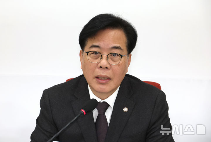 [서울=뉴시스] 김금보 기자 = 송언석 국민의힘 원내대표가 16일 오전 서울 여의도 국회에서 열린 기자간담회에서 발언을 하고 있다. 2026.01.16. kgb@newsis.com