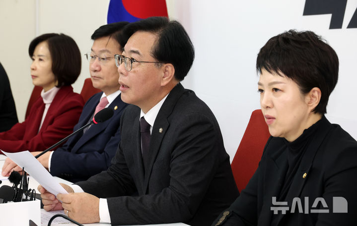 [서울=뉴시스] 김금보 기자 = 송언석 국민의힘 원내대표가 16일 오전 서울 여의도 국회에서 열린 기자간담회에서 발언을 하고 있다. 2026.01.16. kgb@newsis.com