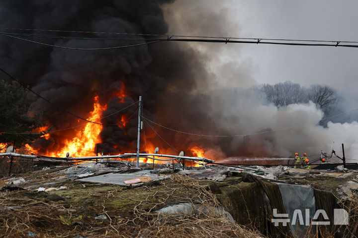 [서울=뉴시스] 최진석 기자 = 16일 화재가 발생한 서울 개포동 구룡마을에 불길이 보이고 있다. 2026.01.16. myjs@newsis.com