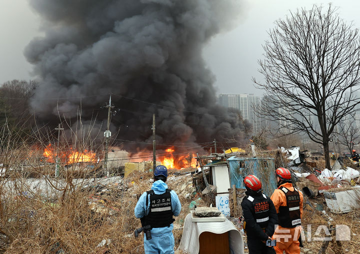 [서울=뉴시스] 최진석 기자 = 16일 화재가 발생한 서울 개포동 구룡마을에 불길이 보이고 있다. 2026.01.16. myjs@newsis.com