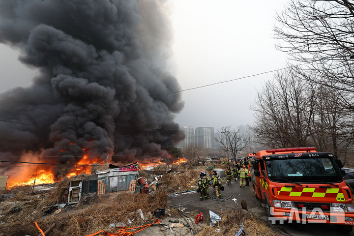 [서울=뉴시스] 최진석 기자 = 16일 화재가 발생한 서울 개포동 구룡마을에 불길이 보이고 있다. 2026.01.16. myjs@newsis.com
