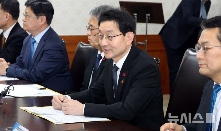 [서울=뉴시스] 추상철 기자 = 윤창렬 국무조정실장이 16일 오전 서울 종로구 정부서울청사에서 열린 '범정부 재정분권 TF위촉식 및 1차 회의'에서 발언을 하고 있다. 2026.01.16. scchoo@newsis.com