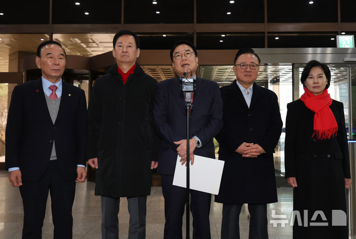 [서울=뉴시스] 배훈식 기자 = 서범수 국민의힘 의원이 16일 오전 서울 종로구 서울경찰청에서 민주당 김병기, 강선우, 김경 공천 뇌물 혐의 등에 대한 부실 수사를 항의하기 위해 서울경찰청장 면담에 앞서 취재진에게 발언하고 있다. 왼쪽부터 국민의힘 박덕흠, 최은석, 서 의원, 고동진, 서명옥 의원. 2026.01.16. dahora83@newsis.com