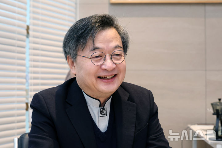 [서울=뉴시스] 배훈식 기자 = '만남 중창단' 김진 목사가 16일 오전 서울 동작구 원불교소태산기념관에서 뉴시스와 인터뷰하고 있다. 2026.01.16. dahora83@newsis.com