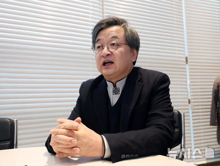 [서울=뉴시스] 배훈식 기자 = '만남 중창단' 김진 목사가 16일 오전 서울 동작구 원불교소태산기념관에서 뉴시스와 인터뷰하고 있다. 2026.01.16. dahora83@newsis.com