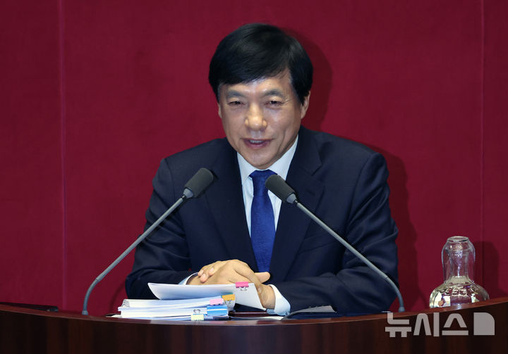 [서울=뉴시스] 김금보 기자 = 이성윤 더불어민주당 의원이 16일 서울 여의도 국회에서 열린 본회의에서 '윤석열ㆍ김건희에 의한 내란ㆍ외환 및 국정농단 행위의 진상규명을 위한 특별검사 임명 등에 관한 법률안'에 대해 무제한 토론(필리버스터)을 하고 있다. 2026.01.16. kgb@newsis.com