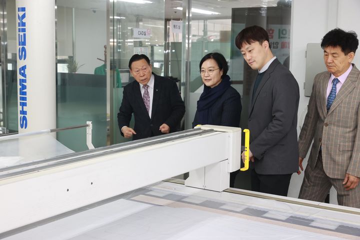 [서울=뉴시스] 한성숙 중소벤처기업부 장관이 지난 1월 16일 서울 종로구 서울창신코워킹스페이스에서 열린 ‘제8차 소상공인 성장 릴레이 간담회’ 참석에 앞서 소공인 공동기반시설 현장을 둘러보고 있다. (사진=중소벤처기업부 제공) 2026.03.19. photo@newsis.com *재판매 및 DB 금지