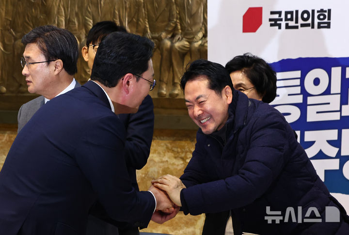 [서울=뉴시스] 김명년 기자 = 장동혁 국민의힘 대표가 16일 서울 여의도 국회 로텐더홀에 마련된 단식농성장에서 '윤석열ㆍ김건희에 의한 내란ㆍ외환 및 국정농단 행위의 진상규명을 위한 특별검사 임명 등에 관한 법률안'에 대한 필리버스터를 마친 천하람 개혁신당 원내대표와 악수하고 있다. 2026.01.16. kmn@newsis.com