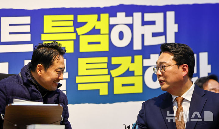 [서울=뉴시스] 김명년 기자 = 장동혁 국민의힘 대표가 16일 서울 여의도 국회 로텐더홀에 마련된 단식농성장에서 '윤석열ㆍ김건희에 의한 내란ㆍ외환 및 국정농단 행위의 진상규명을 위한 특별검사 임명 등에 관한 법률안'에 대한 필리버스터를 마친 천하람 개혁신당 원내대표와 대화하고 있다. 2026.01.16. kmn@newsis.com