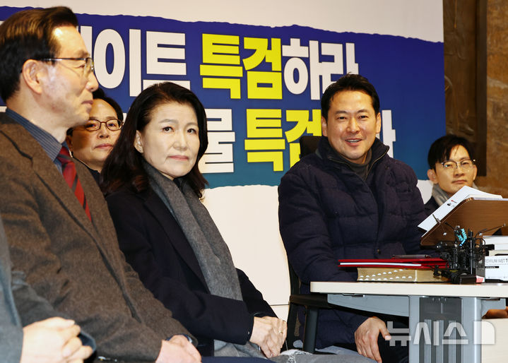 [서울=뉴시스] 김명년 기자 = 장동혁 국민의힘 대표가 16일 서울 여의도 국회에서 단식농성 중 격려방문한 이진숙 전 방송통신위원장과 만나 대화하고 있다. 2026.01.16. kmn@newsis.com