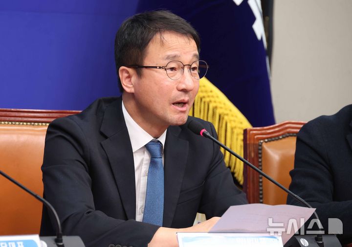 [서울=뉴시스] 조성봉 기자 = 한병도 더불어민주당 원내대표가 지난 16일 오전 서울 여의도 국회에서 열린 최고위원회의에서 발언을 하고 있다. 2026.01.16. suncho21@newsis.com