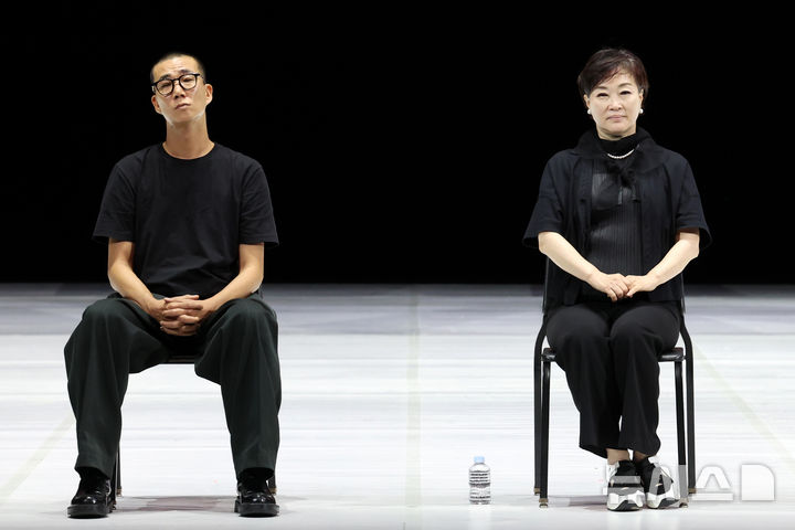[서울=뉴시스] 박진희 기자 = 서울시무용단 '일무' 안무가 정혜진(오른쪽)과 김성훈이 2025년 8월 21일 서울 종로구 세종문화회관에서 서울시무용단 '일무' 시연을 마치고 기자간담회를 하고 있다. 두 안무가는 무용계의 '오스카상'으로 불리는 '베시 어워드' 후보에 올라 오는 20일(현지시각) 미국 뉴욕 딕슨 플레이스에서 열리는 시상식에 참석한다. 2026.01.19. pak7130@newsis.com