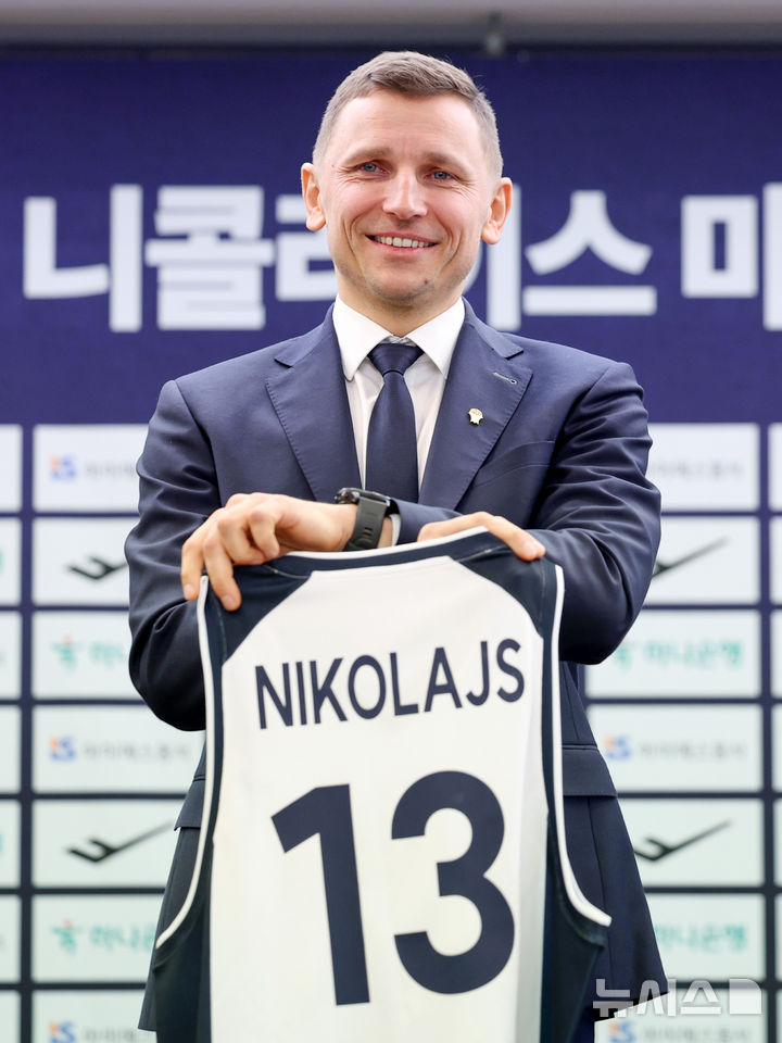 [서울=뉴시스] 김진아 기자 = 남자농구 국가대표팀 니콜라이스 마줄스(Nikolajs Mazurs) 감독이 16일 서울 중구 프레스센터에서 열린 취임 기자회견에서 유니폼을 들고 기념촬영을 하고 있다. 2025.01.16. bluesoda@newsis.com