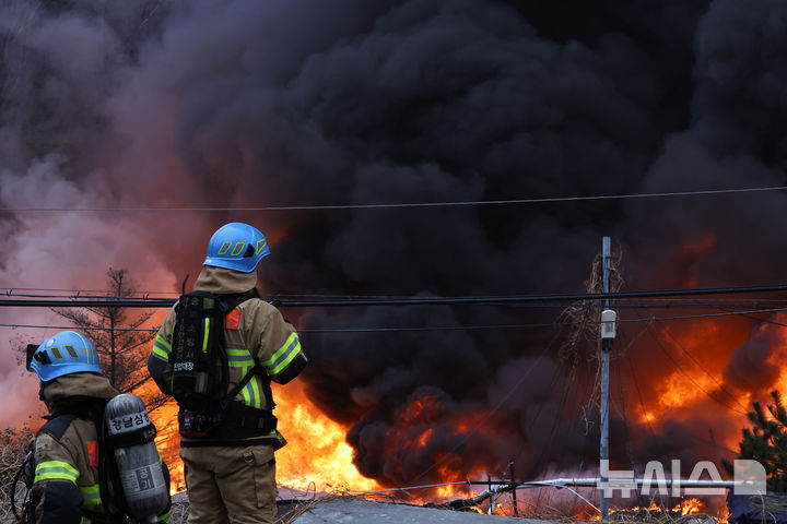 [서울=뉴시스] 최진석 기자 = 16일 화재가 발생한 서울 개포동 구룡마을에서 소방대원들이 진화작업을 하고 있다. 2026.01.16. myjs@newsis.com