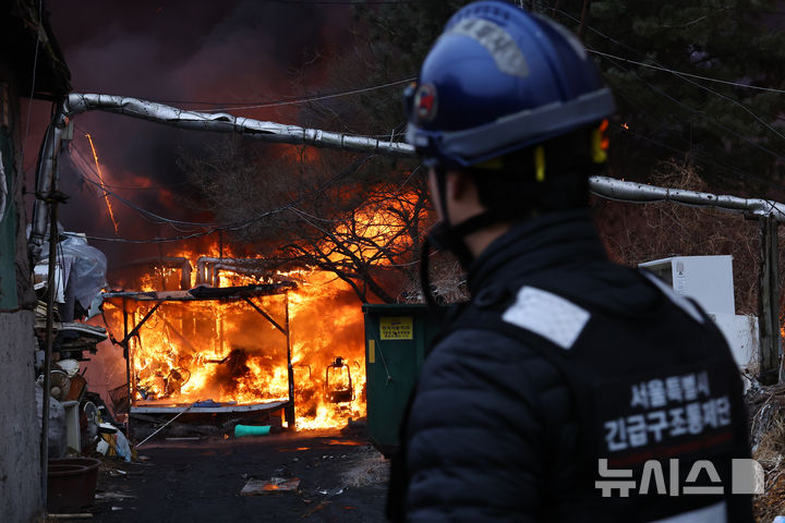 [서울=뉴시스] 최진석 기자 = 16일 화재가 발생한 서울 개포동 구룡마을에서 서울시 긴급구조통제단이 현장을 통제하고 있다. 2026.01.16. myjs@newsis.com