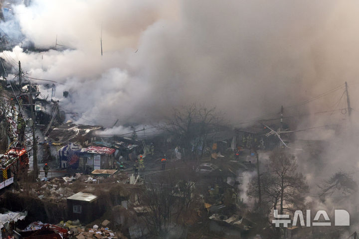 [서울=뉴시스] 최진석 기자 = 16일 화재가 발생한 서울 개포동 구룡마을에서 소방대원들이 진화작업을 하고 있다. 2026.01.16. myjs@newsis.com