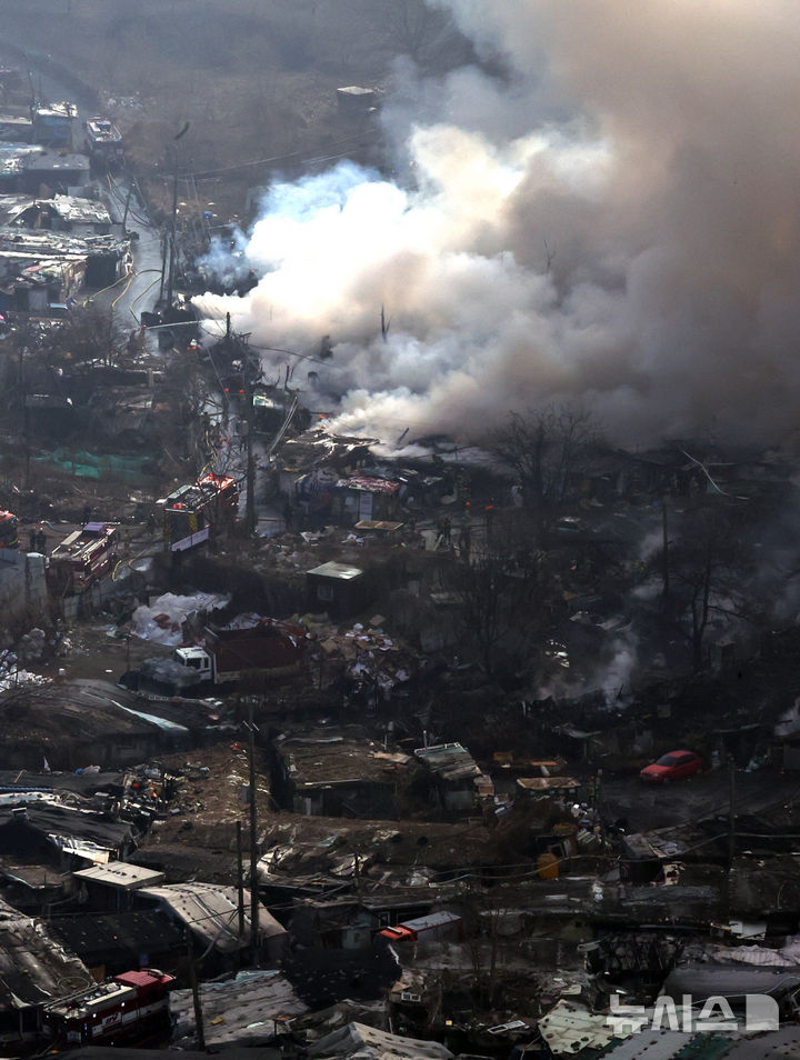[서울=뉴시스] 최진석 기자 = 16일 화재가 발생한 서울 개포동 구룡마을에서 연기가 피어 오르고 있다. 2026.01.16. myjs@newsis.com