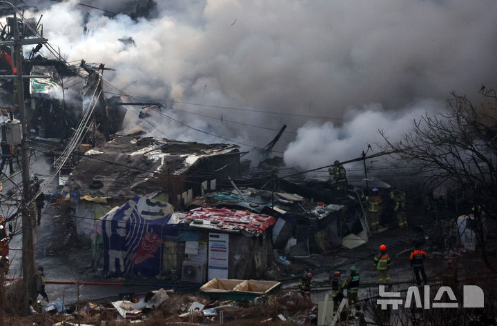 [서울=뉴시스] 최진석 기자 = 16일 화재가 발생한 서울 개포동 구룡마을에서 소방대원들이 진화작업을 하고 있다. 2026.01.16. myjs@newsis.com