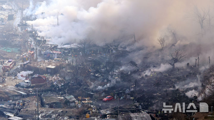 [서울=뉴시스] 최진석 기자 = 16일 화재가 발생한 서울 개포동 구룡마을에서 연기가 피어 오르고 있다. 2026.01.16. myjs@newsis.com