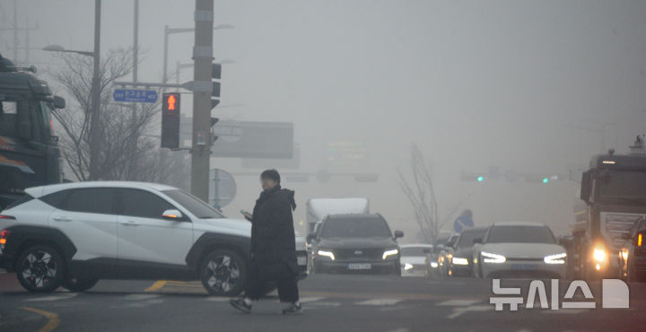 [전주=뉴시스] 김얼 기자 = 초미세먼지와 미세먼지 농도가 '나쁨' 수준인 16일 전주시 덕진구 온고을로가 뿌옇게 보인다. 2026.01.16. pmkeul@newsis.com