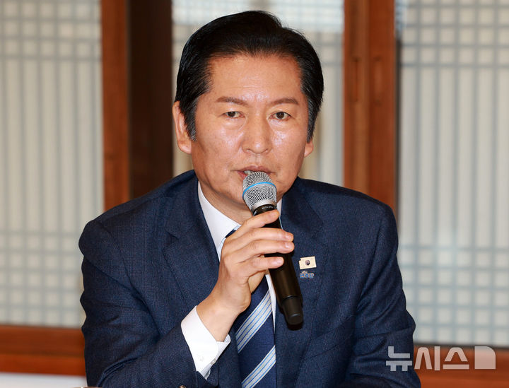 [서울=뉴시스] 고범준 기자 = 정청래 더불어민주당 대표가 16일 청와대 상춘재에서 열린 정당 지도부 초청 오찬에서 인사말을 하고 있다. 2026.01.16. bjko@newsis.com