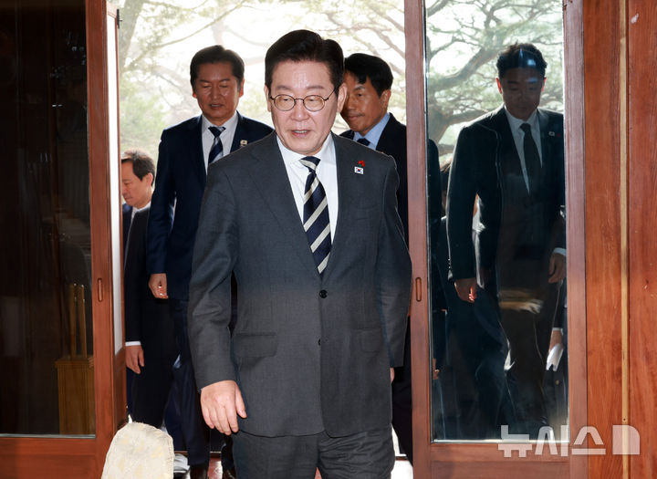 [서울=뉴시스] 고범준 기자 = 이재명 대통령이 16일 청와대 상춘재에서 열린 정당 지도부 초청 오찬에 입장하고 있다. 2026.01.16. bjko@newsis.com