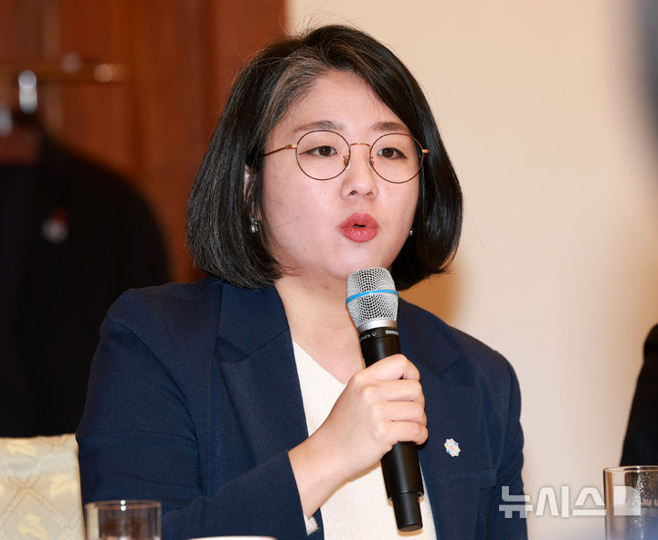 [서울=뉴시스] 고범준 기자 = 용혜인 기본소득당 대표가 16일 청와대 상춘재에서 열린 정당 지도부 초청 오찬에서 인사말을 하고 있다. 2026.01.16. bjko@newsis.com