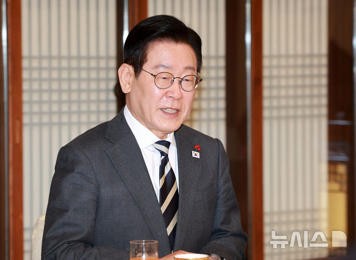 李 "대통령은 민주당 대표 아냐…빨간색 섭섭하지 않게"