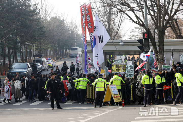 [서울=뉴시스] 홍효식 기자 = 윤석열 전 대통령의 체포영장 집행 방해 혐의 등 1심 선고기일인 16일 오후 서울 서초구 서울중앙지방법원 앞에서 경찰들이 근무를 서고 있다. 2026.01.16. yesphoto@newsis.com