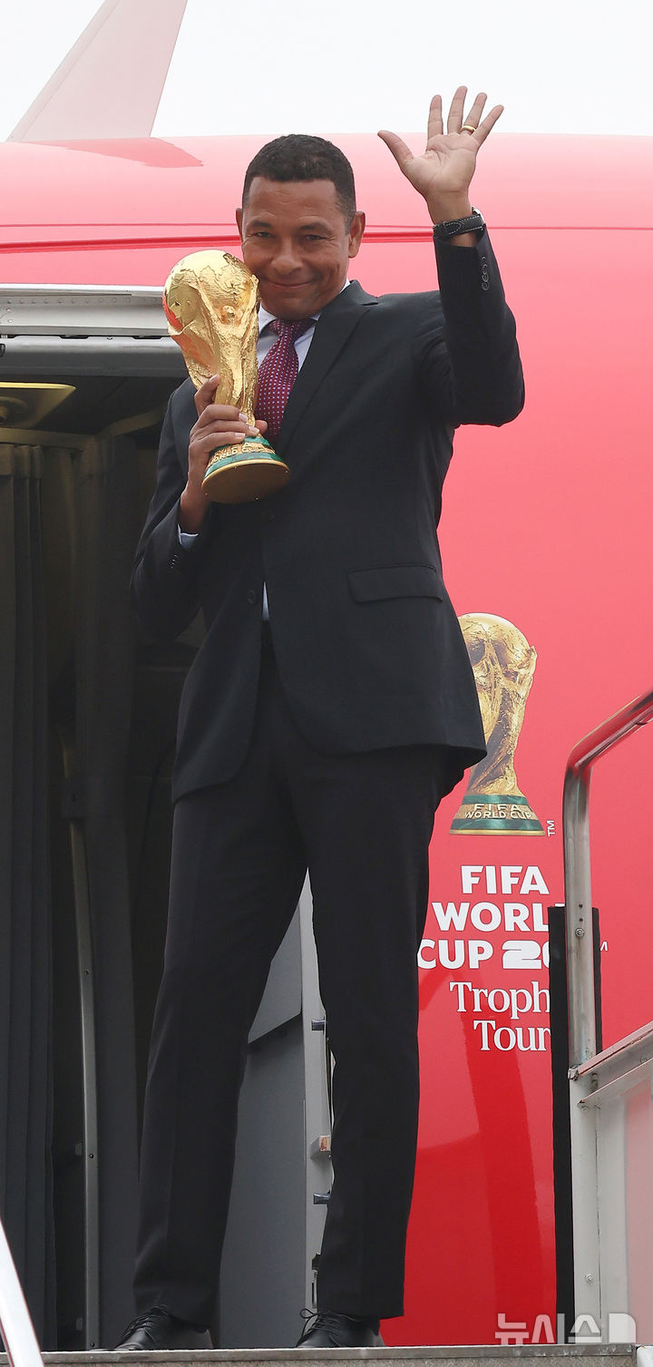 [서울=뉴시스] 공항사진기자단 = FIFA 레전드이자 전 브라질 축구 국가대표 선수 지우베르투 시우바가 16일 서울 강서구 김포비즈니스항공센터에서 ‘FIFA 월드컵™ 트로피 투어 by 코카-콜라’ 일정으로 방한해 오리지널 FIFA 월드컵 트로피를 들며 포즈를 취하고 있다. 2025.1.16. photo@newsis.com